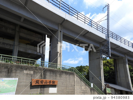 福岡県篠栗町にあるJR九州の高架駅筑前山手駅 福岡県篠栗町にあるJR九州の高架駅筑前山手駅 94380983