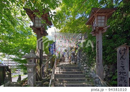 福岡県飯塚市の真言宗御室派正法寺参道と風鈴 94381010