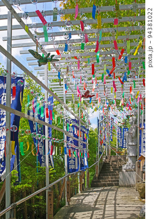 福岡県飯塚市の真言宗御室派正法寺参道と風鈴 福岡県飯塚市の真言宗御室派正法寺参道と風鈴 94381022