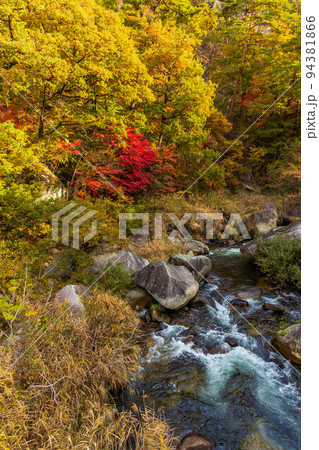 日本一の渓谷美 山梨甲府の秋の絶景 紅葉の昇仙峡 日本一の渓谷美 山梨甲府の秋の絶景 紅葉の昇仙峡 94381866