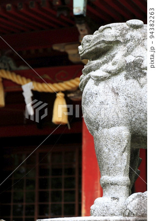 神社の社前に立つ狛犬 神社の社前に立つ狛犬 94382263