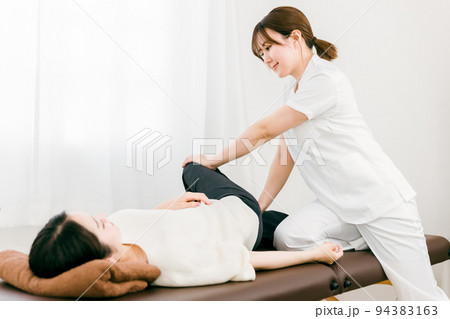 患者をマッサージする整体師の女性 患者をマッサージする整体師の女性 94383163