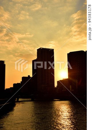 大阪中之島 田蓑橋からの夕景 94383178