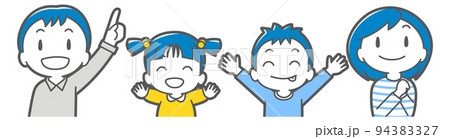 上を見上げて笑顔の家族4人（シンプル） 94383327