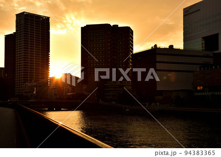 大阪中之島 田蓑橋からの夕景 94383365