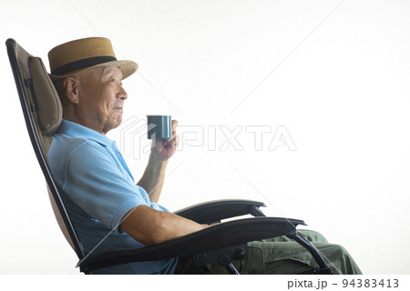 シニアのソロキャンプイメージ 94383413