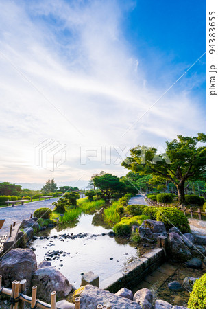 澄んだ青空が美しい早朝の兼六園|石川県金沢市 澄んだ青空が美しい早朝の兼六園|石川県金沢市 94383655