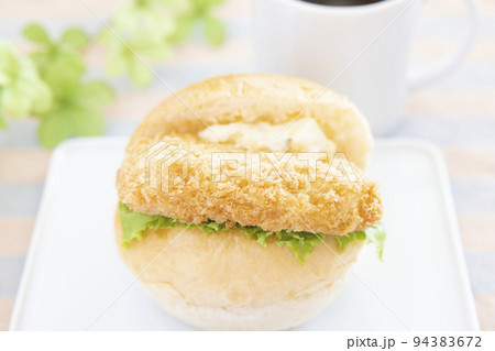 美味しいフィッシュフライサンドとコーヒー 94383672