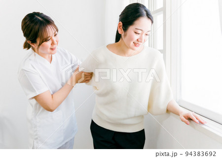 リハビリ治療を受ける女性と看護師（理学療法士・作業療法士） 94383692
