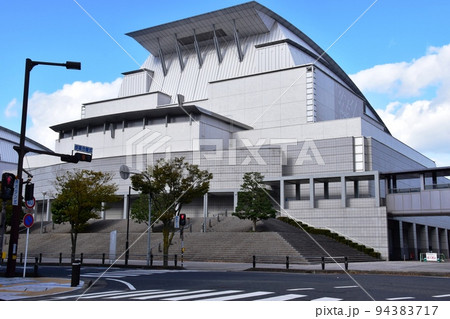 滋賀県大津市 滋賀県立芸術劇場びわ湖ホールとなぎさ通り横断歩道と青空 滋賀県大津市 滋賀県立芸術劇場びわ湖ホールとなぎさ通り横断歩道と青空 94383717