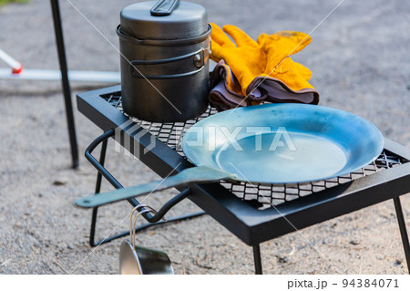 キャンプ道具 鉄フライパン イメージ素材  94384071