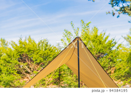キャンプ タープ テント キャンプ道具イメージ素材 キャンプ タープ テント キャンプ道具イメージ素材 94384195