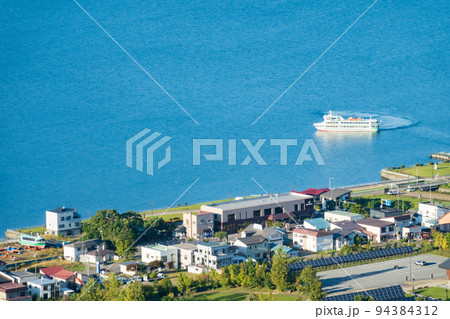 ドローン空撮  洞爺湖と洞爺湖温泉街  北海道洞爺湖町の観光イメージ 94384312