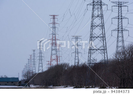 送電線と鉄塔  電力問題のイメージ 94384373