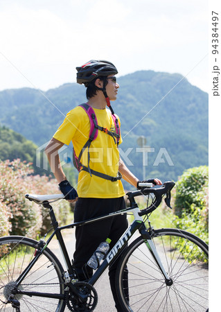 メイプル耶馬サイクリングロード　佇む男性サイクリスト 94384497