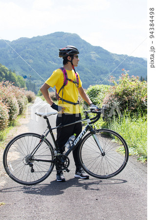 メイプル耶馬サイクリングロード 佇む男性サイクリスト メイプル耶馬サイクリングロード 佇む男性サイクリスト 94384498