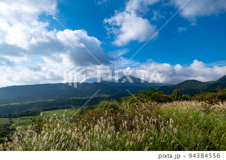 岡山県の鬼女台展望台から見た大山、烏ヶ山、象山 94384556