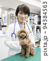 動物病院で犬を抱く女性獣医師 94384563