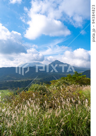 岡山県の鬼女台展望台から見た大山と烏ヶ山とススキ 岡山県の鬼女台展望台から見た大山と烏ヶ山とススキ 94384823