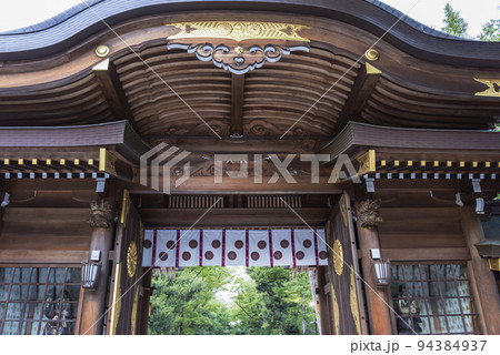 大國魂神社　随神門 　神社仏閣　陽射し　扉　ずいじんもん 94384937