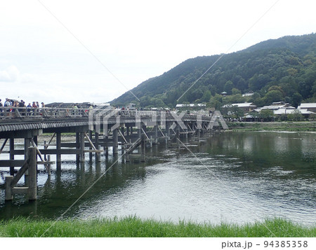 京都府京都市の桂川左岸と中州である中ノ島公園の間にある大堰川に架かっている渡月橋（とげつきょう） 94385358