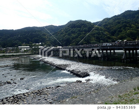 京都府京都市の桂川左岸と中州である中ノ島公園の間にある大堰川に架かっている渡月橋(とげつきょう) 京都府京都市の桂川左岸と中州である中ノ島公園の間にある大堰川に架かっている渡月橋(とげつきょう) 94385369