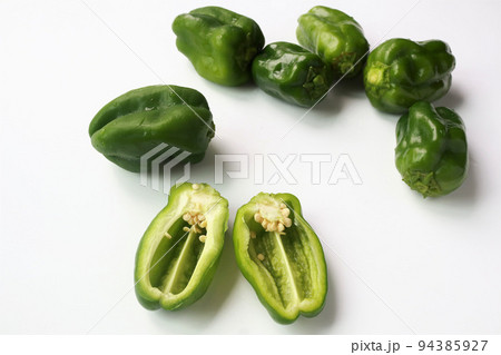 収穫したピーマン 白背景 収穫したピーマン 白背景 94385927