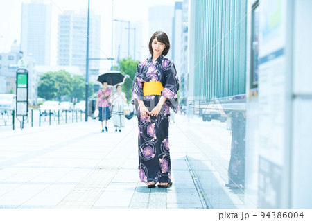 浴衣姿の若い女性 浴衣姿の若い女性 94386004
