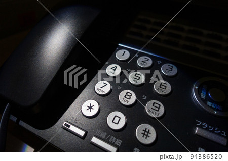 詐欺師が電話をするシーン  詐欺犯罪のイメージ 94386520