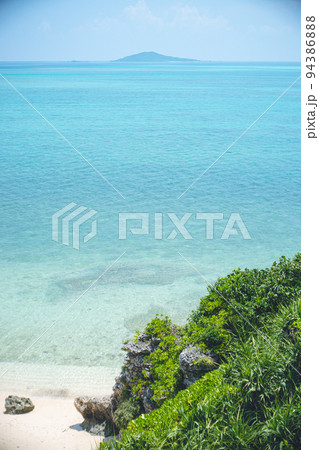 沖縄県の離島宮古島の観光スポット 池間島から大神島を臨むビーチ 日本の絶景 沖縄県の離島宮古島の観光スポット 池間島から大神島を臨むビーチ 日本の絶景 94386888
