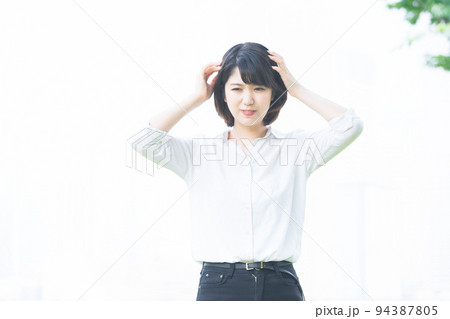 ストレスを抱えた表情の若い女性 ストレスを抱えた表情の若い女性 94387805