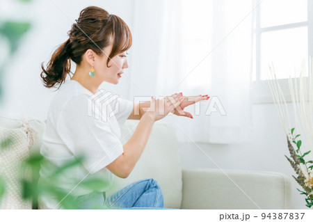 手の甲にハンドクリームを塗る日本人女性(スキンケア) 手の甲にハンドクリームを塗る日本人女性(スキンケア) 94387837