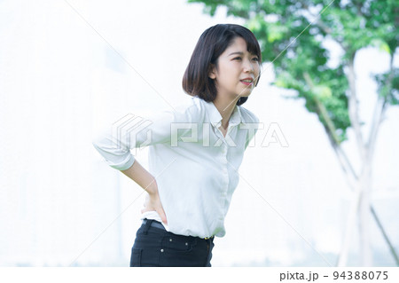 腰痛に悩む若い女性 94388075