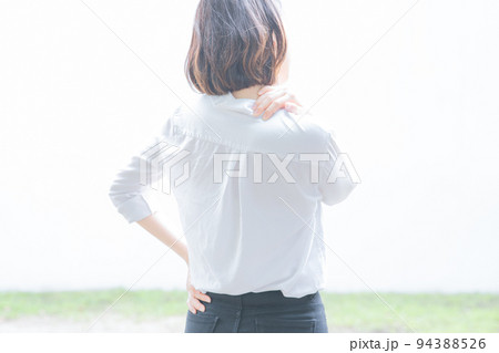 肩こりに悩む若い女性 94388526