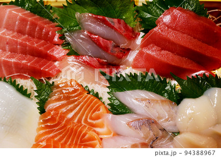 新鮮な刺身の盛り合わせ 94388967