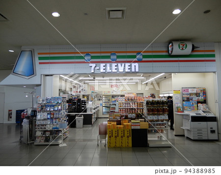 福岡空港国際線のセブンイレブン 94388985
