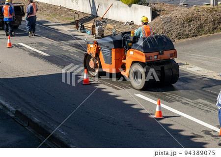道路のアスファルト補修工事　走るロードローラー 94389075
