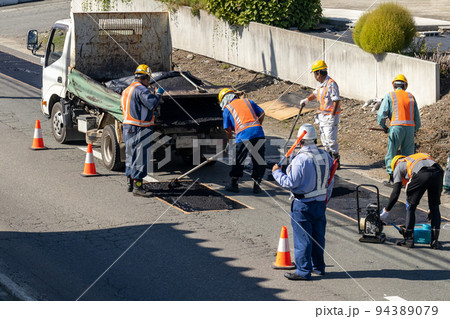 アスファルトの補修工事 94389079