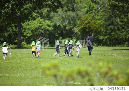芝生で遊ぶ子ども 94389121