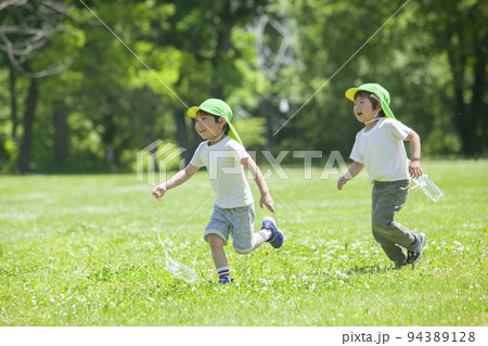 芝生で遊ぶ子ども 94389128