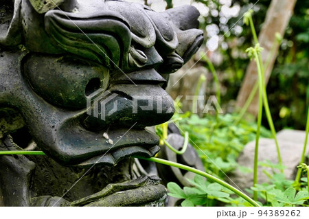お寺の中にあった鬼瓦の置物 お寺の中にあった鬼瓦の置物 94389262