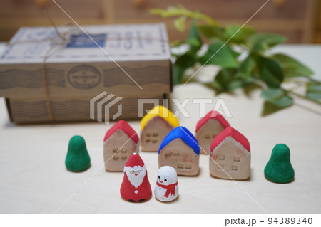 クリスマスプレゼントと、ミニチュアのクリスマス装飾 94389340