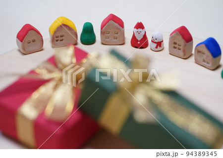 クリスマスプレゼントと、ミニチュアのクリスマス装飾 クリスマスプレゼントと、ミニチュアのクリスマス装飾 94389345