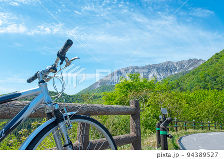新緑・初夏のサイクリングイメージ(奥大山) 新緑・初夏のサイクリングイメージ(奥大山) 94389527