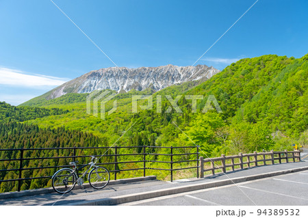 新緑・初夏のサイクリングイメージ(奥大山) 新緑・初夏のサイクリングイメージ(奥大山) 94389532
