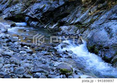 秩父三峰登竜狭の紅葉 秩父三峰登竜狭の紅葉 94389897