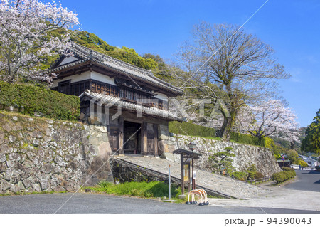 佐伯城の三の丸櫓門と桜 94390043