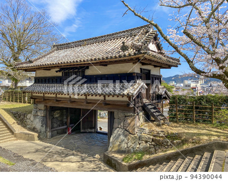 佐伯城の三の丸櫓門と桜 94390044