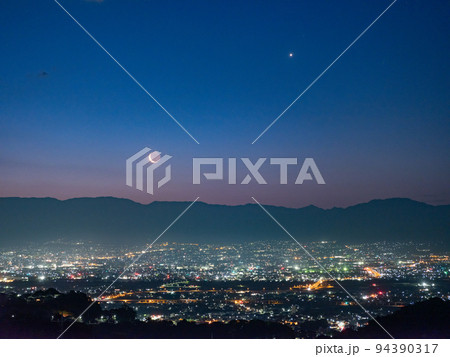 三日月の昇る夜明けの風景 94390317