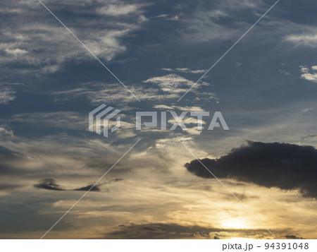 朝焼けの秋の空 94391048